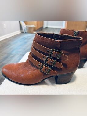 Almost Brand New Ankle Boots By CLARKS - Size 7M - Heel Height 2 Inches - Box 1B